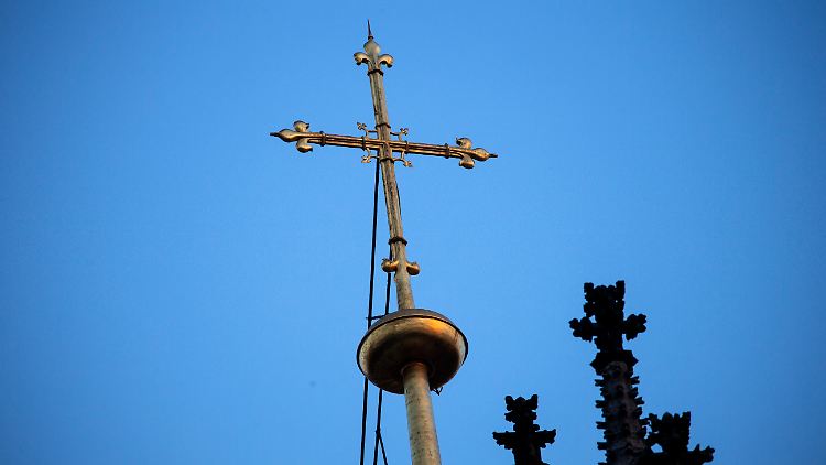 Der Priester wurde umgehend von seinem Dienst entpflichtet. 