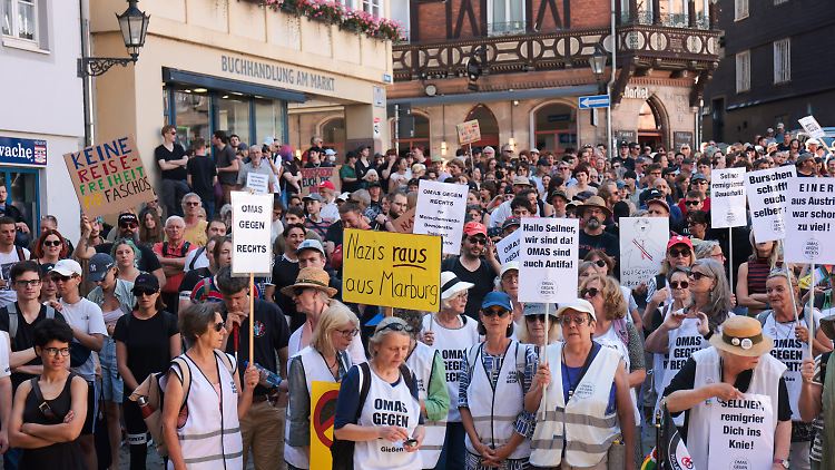 Auch die Stadt Marburg selbst hatte zum Protest gegen Sellner aufgerufen. 