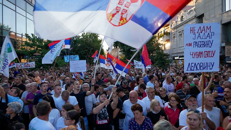 Umweltschützer und Oppositionsgruppen kritisieren das Bergbauvorhaben.