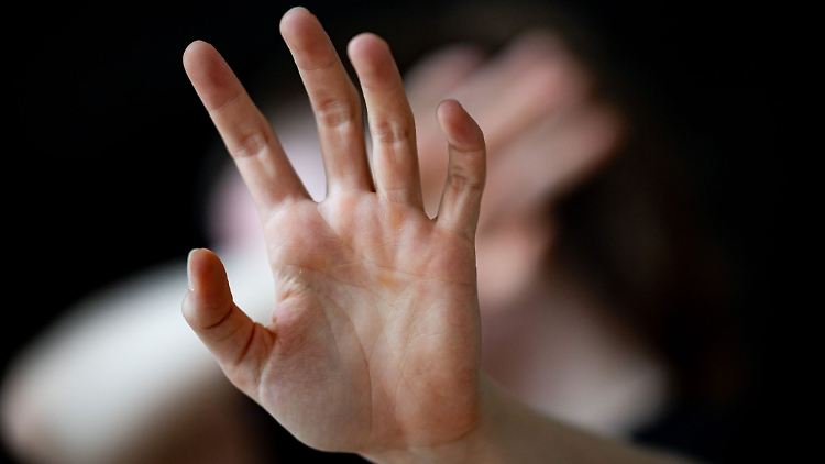 Junge Frauen werden oft in Beziehungen gedrängt, in denen es ein starkes Machtgefälle gibt.