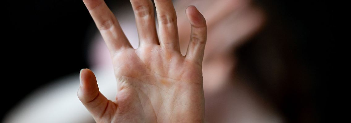 24 Prozent junger Frauen in Beziehungen weltweit haben schon einmal Gewalt erlebt.(Symbolbild)