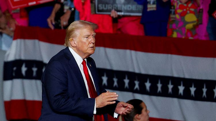 Trump wirft dem FBI politische Voreingenommenheit vor.