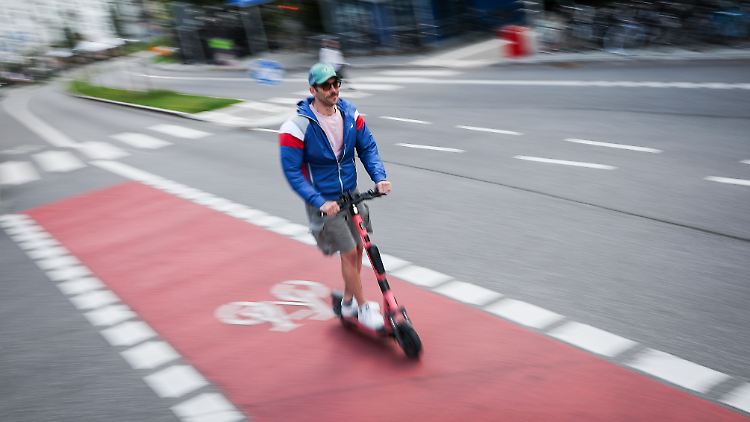 Die Regeln für E-Scooter sollen denen für Fahrräder angeglichen werden.