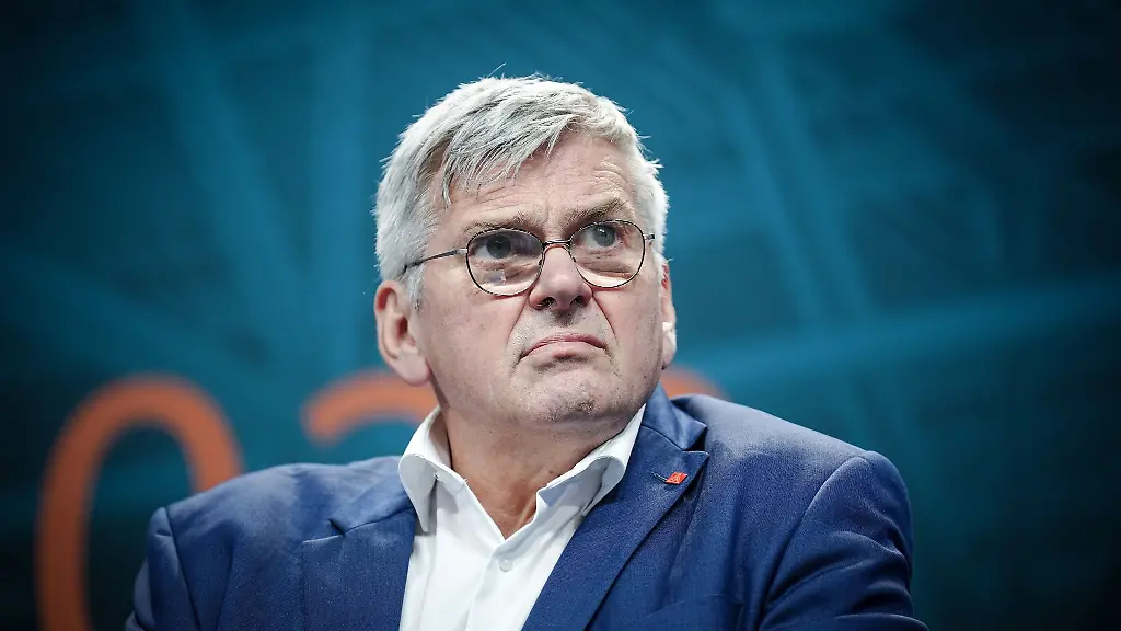 Joerg-Hofmann-Erster-Vorsitzender-der-IG-Metall-bei-einer-Pressekonferenz