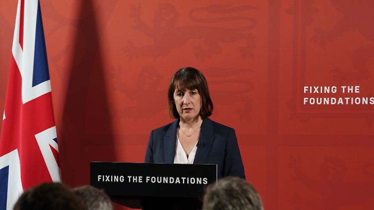 Die neue Finanzministerin Reeves kritisierte, die Tories hätten einige Dinge "vor dem Land vertuscht". 
