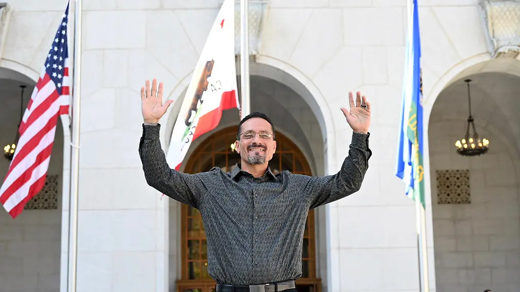 Gerardo-Cabanillas-reisst-die-Haende-freudig-in-die-Hoehe-nach-seiner-Freilassung