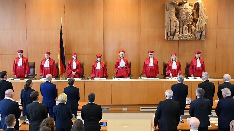 Der Zweite Senat des Bundesverfassungsgerichts will die vorzeitige Veröffentlichung des Urteils im Internet prüfen.