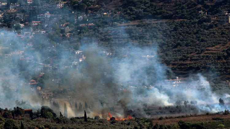 Rauch steigt am Montag nach israelischem Beschuss aus dem südlibanesischen Grenzdorf Kfarkela auf.