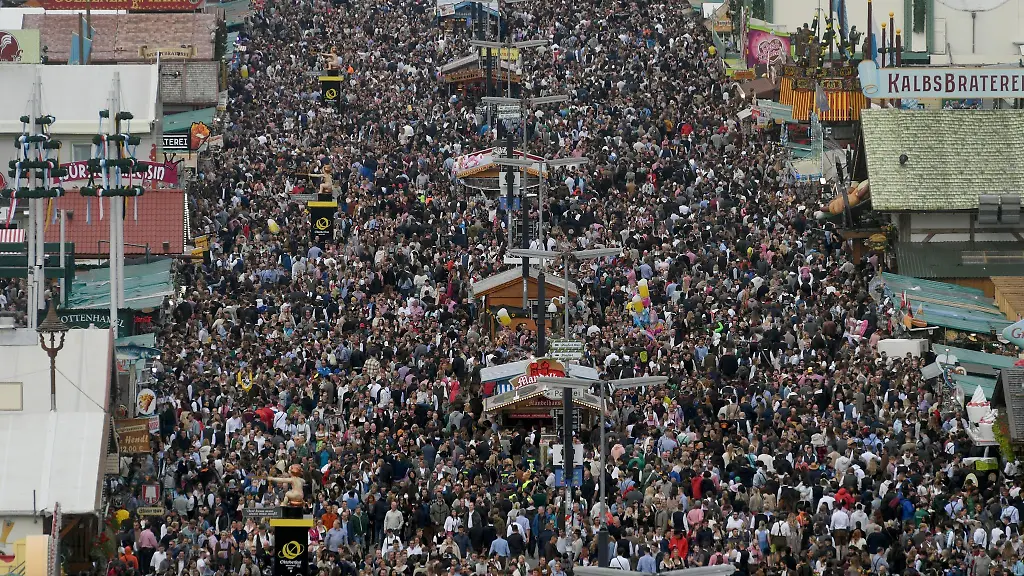 Blick-aus-dem-Riesenrad-Unzaehlige-Besucher-gehen-ueber-das-Oktoberfest