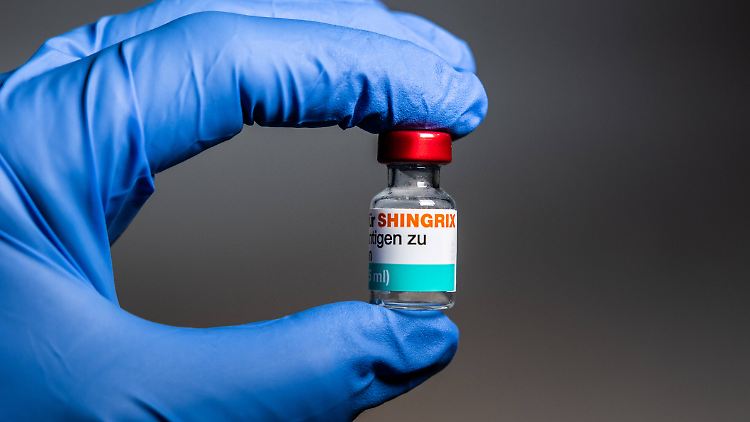 Von Shingrix sollte man innerhalb von zwei bis sechs Monaten nach der ersten Impfung eine zweite Dosis bekommen. 