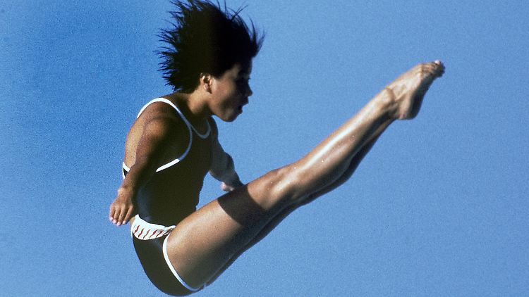 Zhou Jihong gewinnt im Zehn-Meter-Springen der Frauen bei den Olympischen Sommerspielen in Los Angeles 1984 erstmals Gold für China.