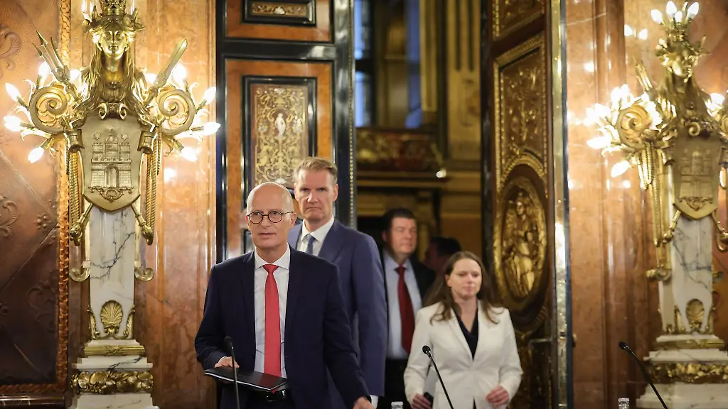 Peter-Tschentscher-SPD-l-r-Erster-Buergermeister-von-Hamburg-Soren-Toft-CEO-der-MSC-Andreas-Dressel-SPD-Finanzsenator-und-Melanie-Leonhard-SPD-Wirtschaftssenatorin