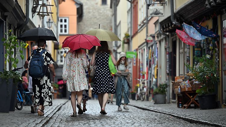 Stadtbummel im Sommerkleid, aber mit Regenschirm: So oder so ähnlich verliefen im Juli viele Ausflüge.