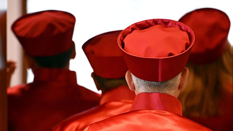 Nach der Urteilsverkündung verlassen die Richterinnen und Richter den Sitzungssaal des Bundesverfassungsgerichts in Karlsruhe.