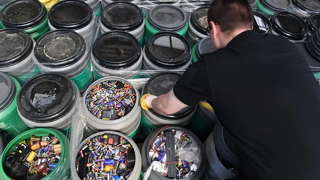 Mitarbeiter-sortieren-Batterien