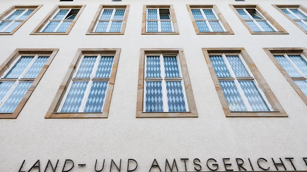 Blick-auf-die-Fassade-vom-Landgericht-Paderborn