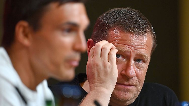 Max Eberl beäugt Neuzugang Joao Palhinha.