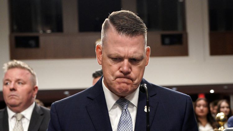Ronald Rowe während seiner Anhörung im Senat. 