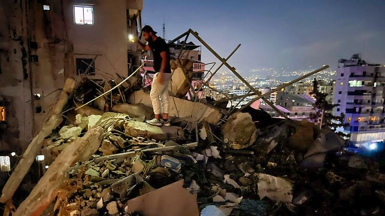 Ein Mann inspiziert die Trümmer eines Gebäudes, das bei dem Luftschlag in einem Vorort von Beirut zerstört wurde.  