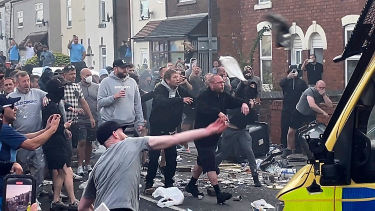 Bei den Randalierern handele es sich vermutlich um Anhänger der rechtsextremen "English Defence League", teilte die Polizei mit.