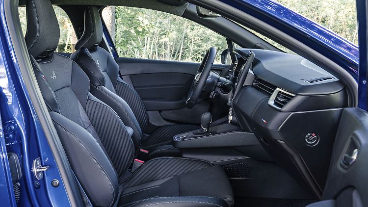 Auch der Innenraum des Renault Clio Esprit Alpine präsentiert sich erkennbar sportlicher.