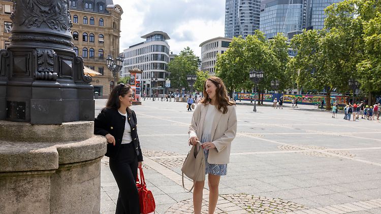 Beim Laufen kommt man leichter miteinander ins Gespräch, diese Erfahrung teilen Gabriella Kinefss (l) und Vivien Eller mit anderen.