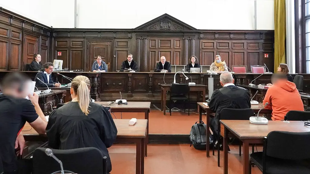 Die-Prozessbeteiligten-sitzen-im-Gerichtssaal