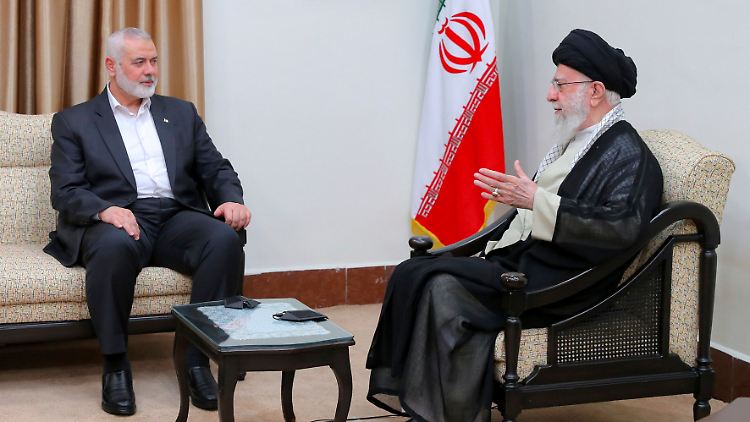 Der getötete Hamas-Anführer Ismail Hanija auf einer Aufnahme mit dem iranischern Religionsführer Ajatollah Ali Chamenei: Die Terrororganisation wird massiv von Teheran unterstützt.