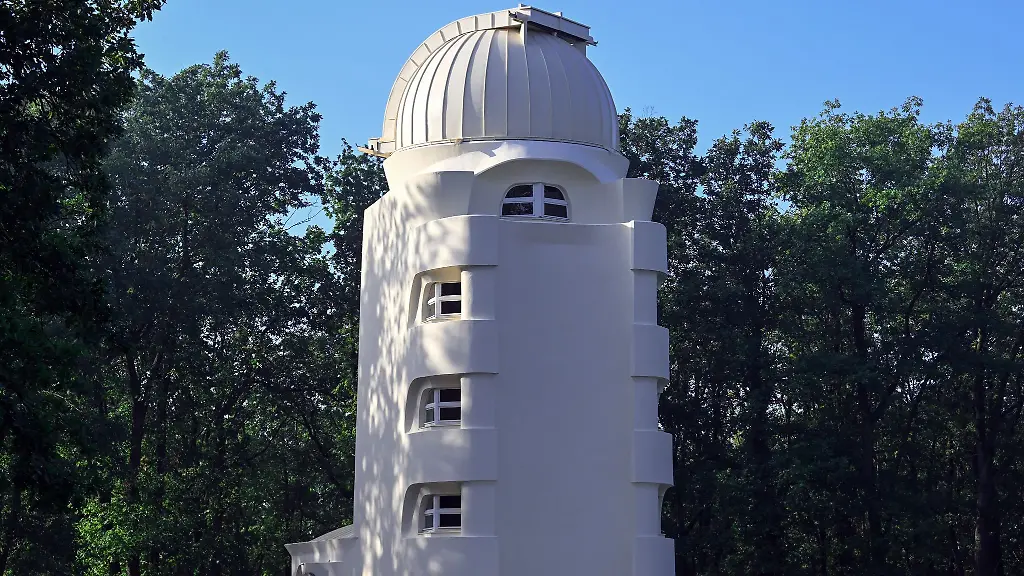 Der-Einsteinturm-aufgenommen-kurz-vor-der-feierlichen-Wiedereroeffnung