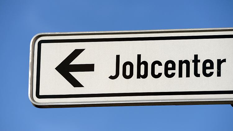Die Jobcenter müssen sich um eine steigende Zahl von Arbeitslosen kümmern.