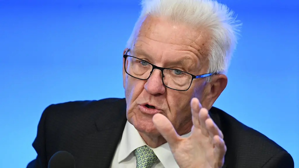 Baden-Wuerttembergs-Ministerpraesident-Winfried-Kretschmann-Gruene-spricht-bei-einer-Regierungs-Pressekonferenz
