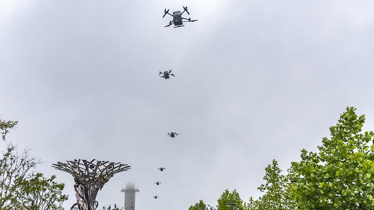 In der südchinesischen Stadt Chongqing kreisen zahlreiche Frachtdrohnen. Sie werden unter anderem in der Pflaumenernte eingesetzt. 