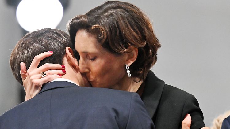 Selbst für viele Franzosen zu viel: intime Nähe zwischen Präsident Macron und Sportministerin Oudéa-Castéra. 