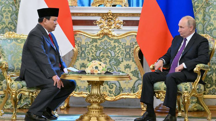 Wladimir Putin (r.) mit Indonesiens Präsident Prabowo Subianto.