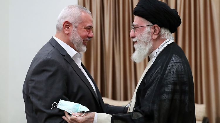 Chamenei begrüßt Hanija in Teheran. Nur wenige Stunden später stirbt der Hamas-Führer bei einem Luftangriff.