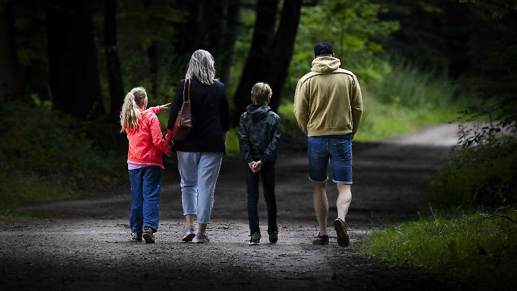 Wanderer auf dem Den-Treek-Anwesen, wo ein Wolf wahrscheinlich blitzschnell auf ein Kind losgegangen war.