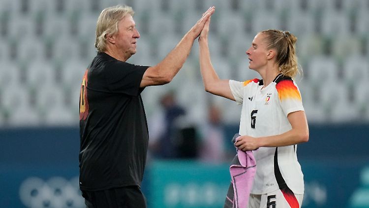Hrubesch bleibt noch weiter als Trainer aktiv.