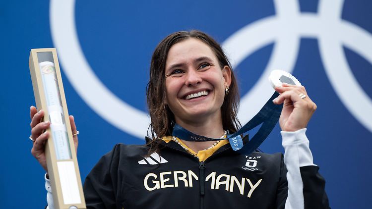 Elena Lilik bekommt wie alle Medaillengewinnerinnen auch einen Pappkarton.