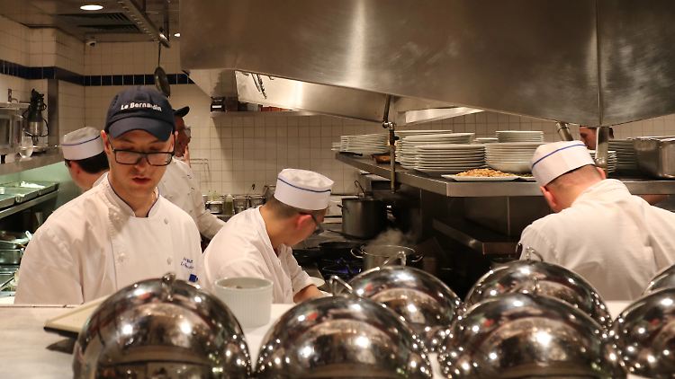 In der Küche des Le Bernardin steht auch der Chef immer wieder am Herd.