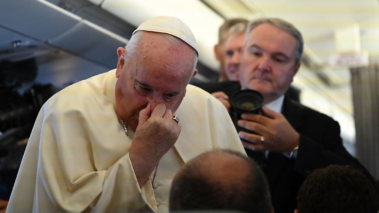 Papst Franziskus kennt zumindest eine Möglichkeit, den Druckausgleich herzustellen und so das ersehnte Knacken im Ohr zu erreichen: Nase und Mund zu und gegen den Widerstand ausatmen - bekannt als das Valsalva-Manöver.