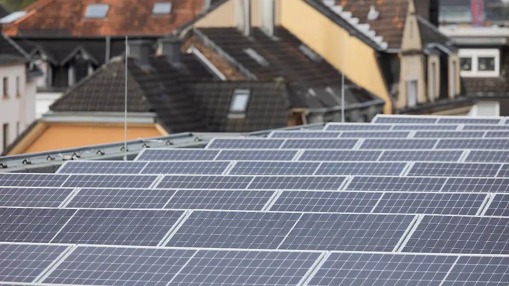 Photovoltaikanlagen-sind-auf-dem-Dach-der-sogenannten-Klimaschutzsiedlung-in-Wuppertal-angebracht