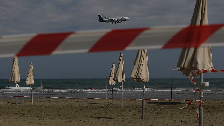 Ein Flugzeug der Lufthansa landet auf dem Flughafen Larnaca.