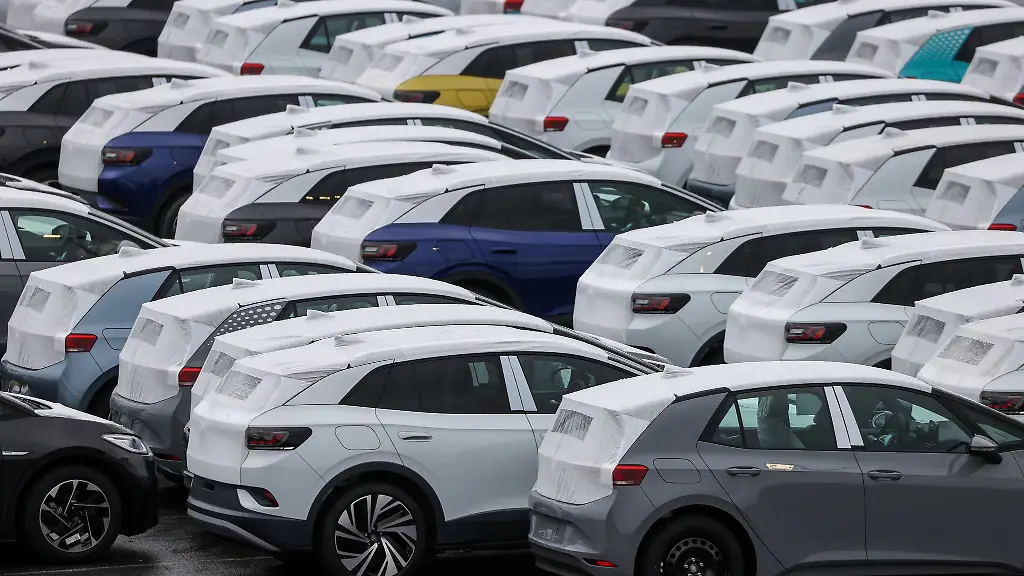 Neuwagen-des-Typs-ID-3-und-ID-4-stehen-auf-einem-Parkplatz-im-Zwickauer-Volkswagen-Werk