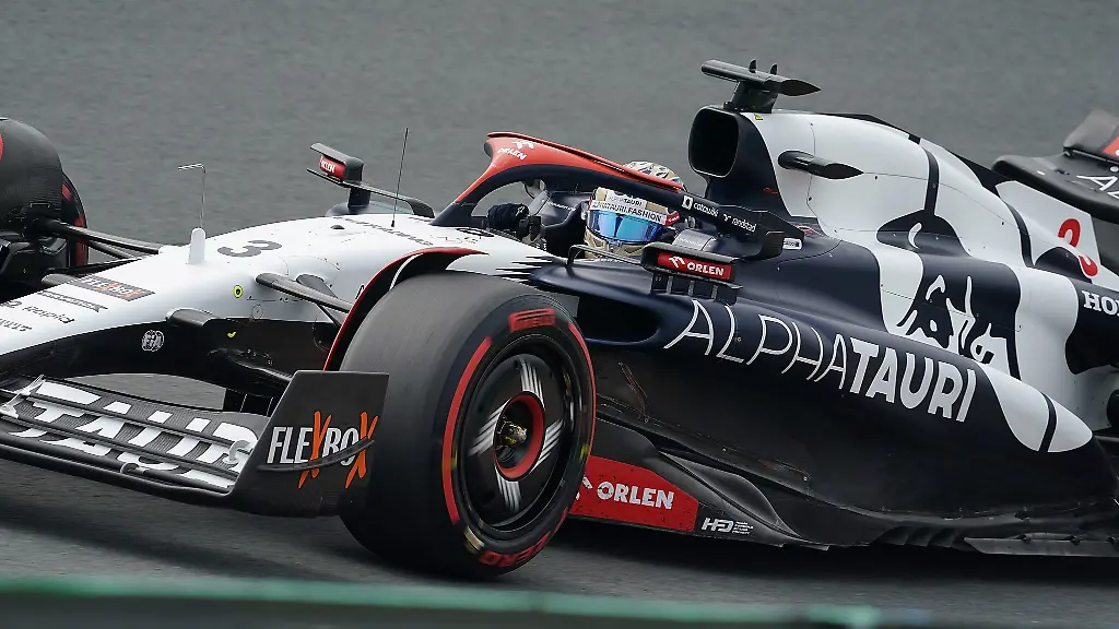 Daniel-Ricciardo-aus-Australien-vom-Team-Alpha-Tauri-ist-auf-der-Strecke-unterwegs