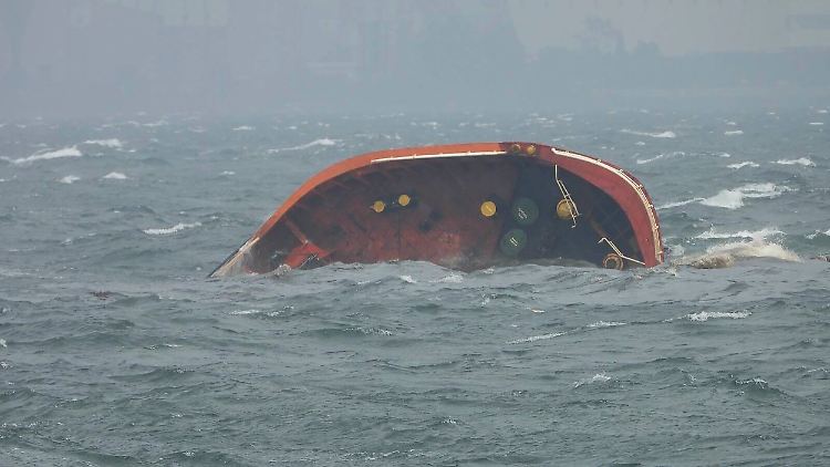 Hier sinkt der unter philippinischer Flagge fahrende Tanker Terra Nova.