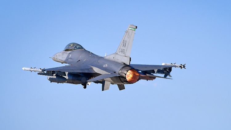 Eine F-16 auf einer älteren Aufnahme. Kiew soll mittlerweile sechs Exemplare besitzen.