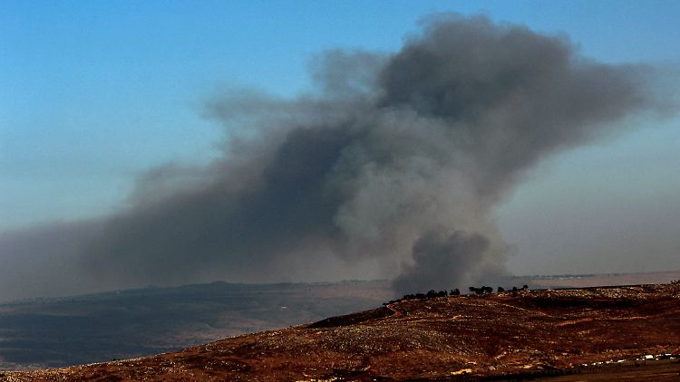 Starker Rauch steigt im Norden von Israel auf.