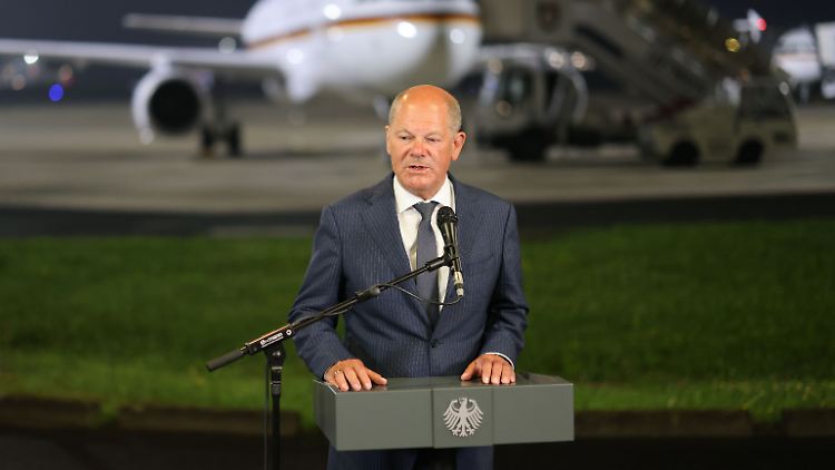 Die Begrüßung der Ex-Gefangenen sei sehr bewegend gewesen, sagte Kanzler Scholz noch am Flughafen Köln.