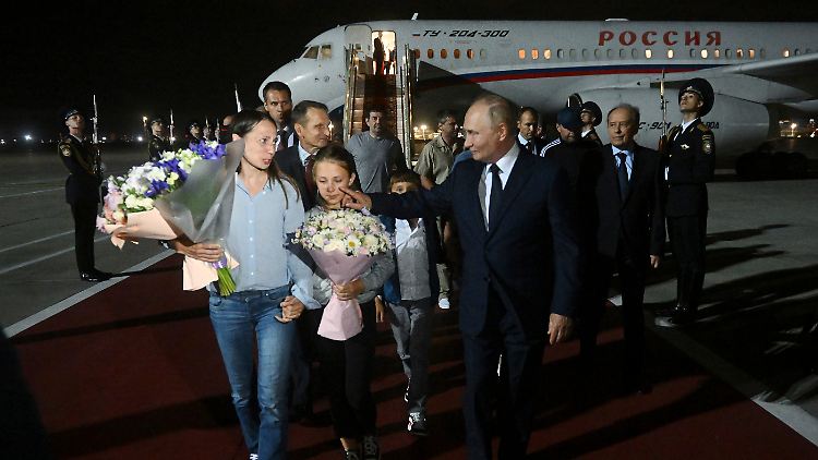 Russlands Präsident Putin begrüßte die Freigelassenen persönlich am Flughafen in Moskau