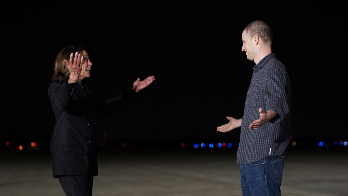Evan Gershkovic ist wieder auf heimischen Boden. US-Vizepräsidentin Kamala Harris gegrüßt ihn.